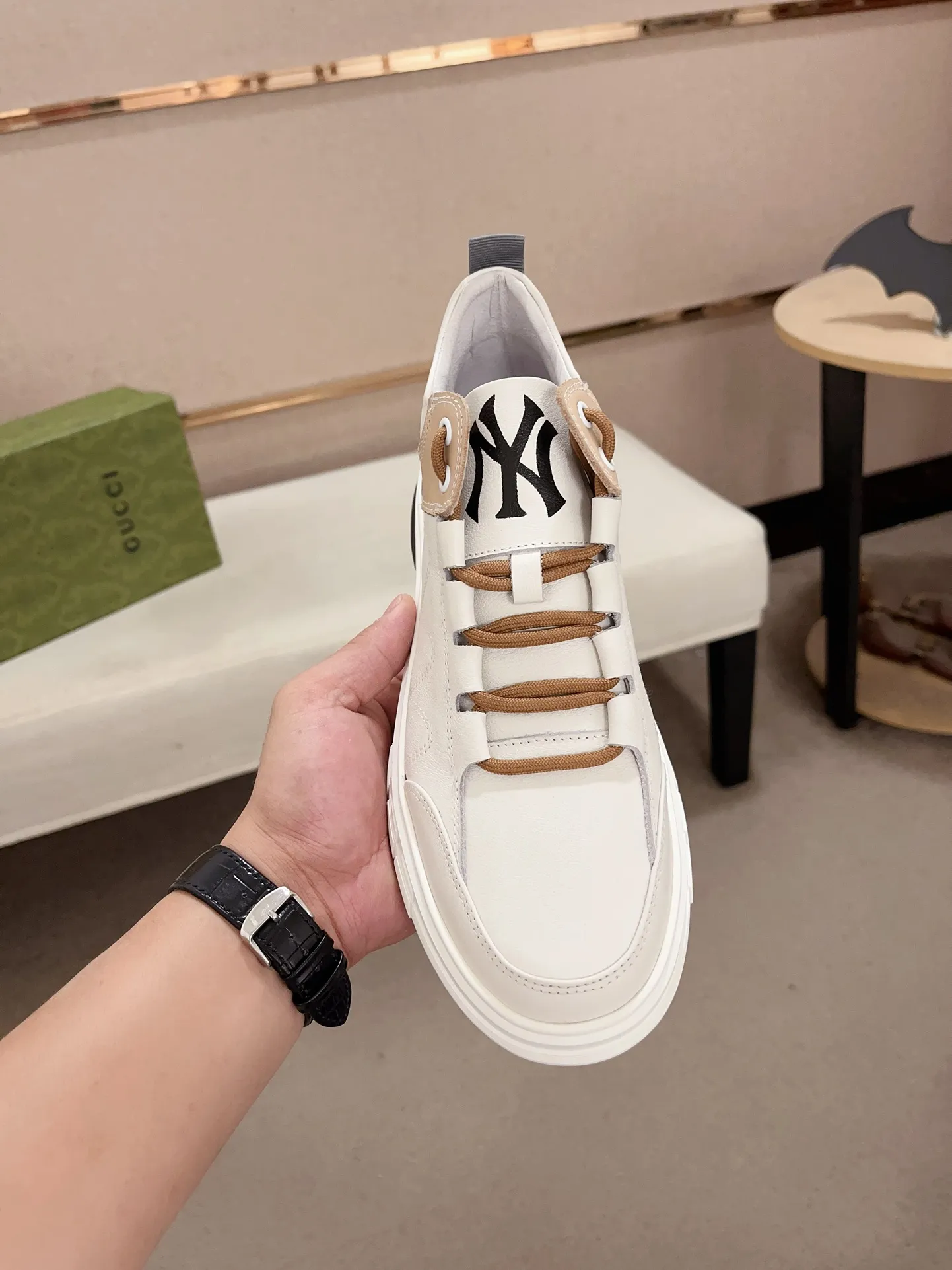 Men's shoes 💰 440 💰 High-quality new high-top GUCCI counters are on the market at the same time. The new men's shoes, 😘fabrics are selected imported cowhide, lining: sheepskin lining. 👍🏿 High-end ☄️ air-cushion molded anti-slip rubber outsole, exquisite lines, simple and elegant, comfortable and high-end for leisure travel. Code number: 38 to 44 (45 can be customized and cannot be returned or exchanged)